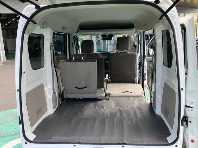 シートを倒すと長い物もラクラク積み込めます！