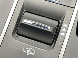 ●エアサス搭載車：お車を運転される際の優雅な乗り心地を実現する実用性と、好みの車高に調整できるファッション性が魅力的な装備になっております！