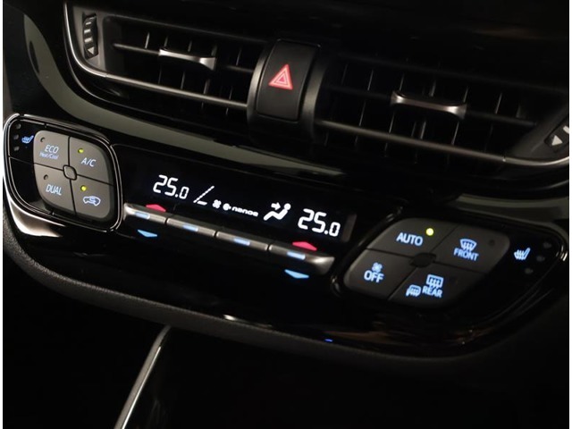 左右独立温度コントロールフルオートエアコンです。運転席、助手席それぞれで独立して温度設定ができます。冷え性の方が乗っても安心ですね♪