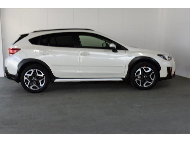 スバルの4WD(AWD)は直進安定性に優れ、日常走行から高速走行まで、さまざまなシーンで安心感に満ちた走りが愉しめます。それは悪路や泥道など左右のタイヤの路面状況が異なるシーンでも変わりません。