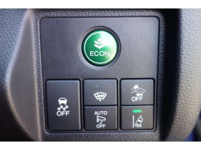 「ECON」ボタンとは、ミッションとエアコンを自動的制御する為、より燃費向上につながります！