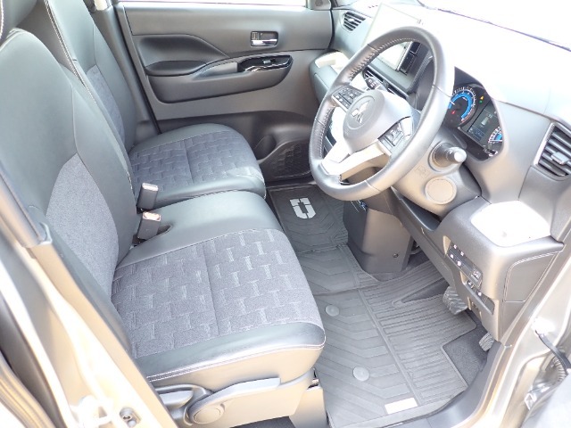 ◆【シートハイトアジャスター】シート横のレバー操作でシートの座面が上下に動きます！女性の方に喜ばれる装備です。