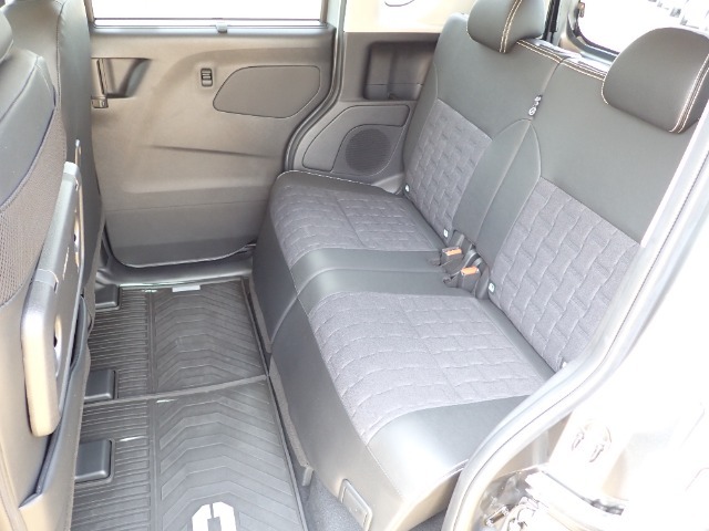 ◆2列目シートも足元ゆったりで快適に座って頂けます。チャイルドシートの取り付けにも対応しております。後部座席にお乗りの方も快適にお出掛け出来ます。