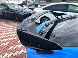 【大型リヤスポイラー】スポーツカーらしさがグッと引き立つ大型リヤスポイラーを装着♪高速走行時のスタビリティ（走行安定性）向上に役立ちます。
