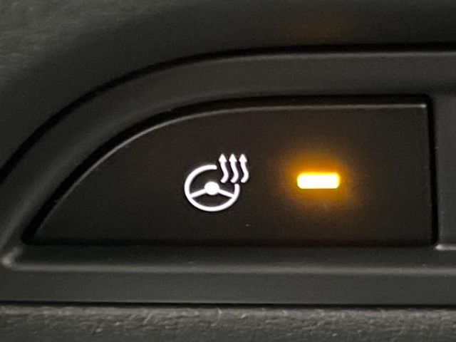 【ステアリングヒーター】冬場に冷たくなりやすい革巻きステアリングを、スイッチ一つで素早く適温に！エアコンよりも早く温まってくれるので、寒い日の運転も快適になりますね♪