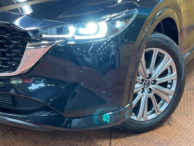 【LEDヘッドライト】悪天候や夜間走行時も良好な視界を確保し安心して運転できる高輝度LEDヘッドライトを装備！点灯速度が早く、消費電力も抑えられています。