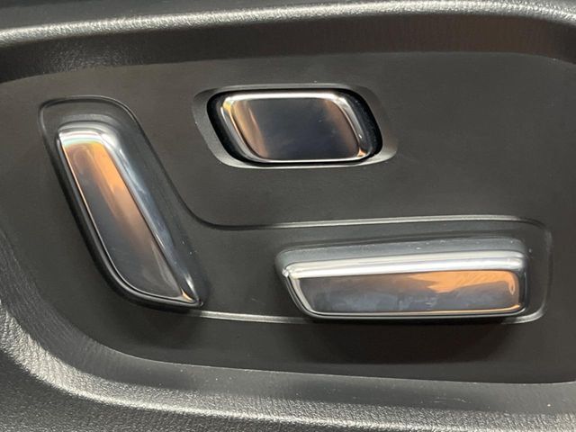 【パワーシート】スイッチ一つで簡単にシートの微調整が可能！電動だから力もいりません！快適なシートポジションにセットして、快適なドライブをお楽しみください。