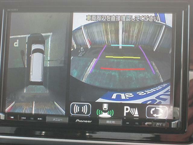 全方位カメラ【俯瞰＋車両後方】　前後左右4つのカメラで車の周囲を映し出して、安全運転・車庫入れをサポートします。スイッチ操作により映し出す画像を切り替えられます。