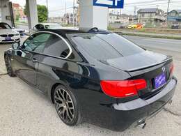 E92の洗練されたデザインに高級感が感じられるブラックサファイアのボディーカラーと引き締まって見えるレイズ18インチホイールの組み合わせがスタイリッシュ！