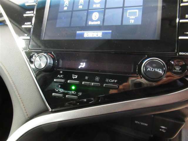 「AUTO」スイッチで車内の温度を一定に保ってくれるオートエアコン　快適装備の代名詞　もちろんマニュアル操作も可能ですよ