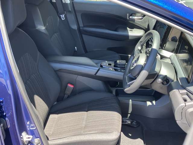 クッション性能が高く、程よく体をホールドしてくれるフロントシートなので、ゆったりとした運転を楽しんで頂けます。