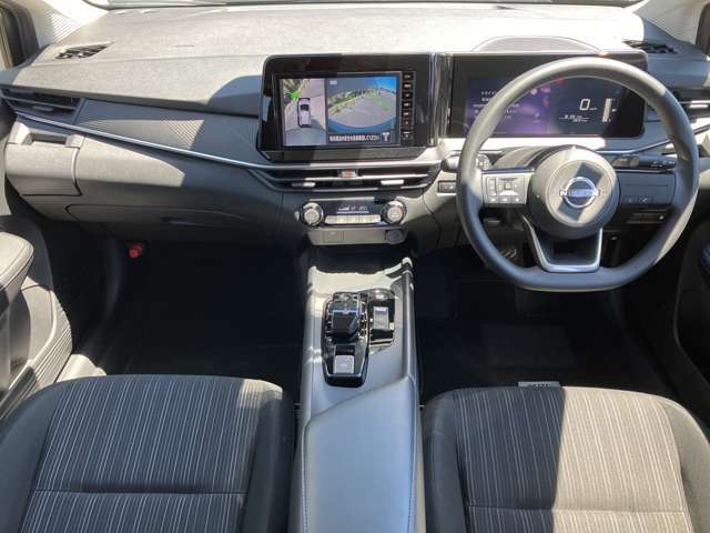 すっきりした運転席周りにはナビやエアコンの操作パネルを設置しておりますので、お一人での運転でもご安心できます。