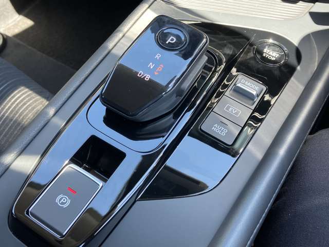電動ブレーキ＆オートホールドでブレーキ力を自動でキープ信号待ちなどの停車時に、ブレーキペダルを踏み続けていなくても自動的にブレーキ力がキープ。ペダルを踏み続けることによる足の疲れを緩和します。