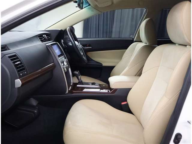 高いホールド性で運転姿勢が安定します。長距離ドライブでも疲れにくいのが魅力です。快適なドライビングライフをお送りください♪