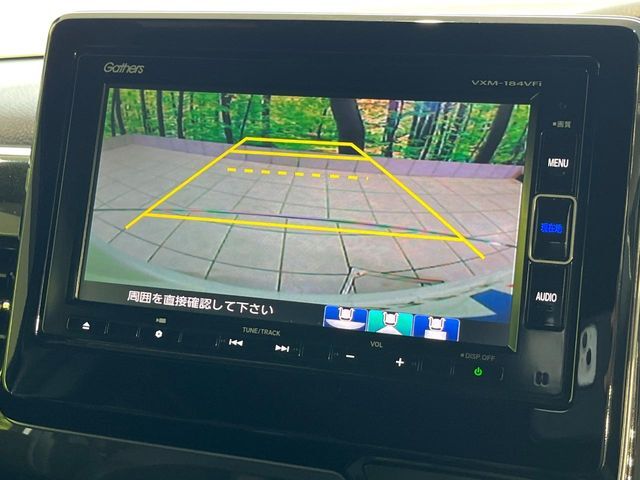 【バックカメラ】駐車時に後方がリアルタイム映像で確認できます。大型商業施設や立体駐車場での駐車時や、夜間のバック時に大活躍！運転スキルに関わらず、今や必須となった装備のひとつです！