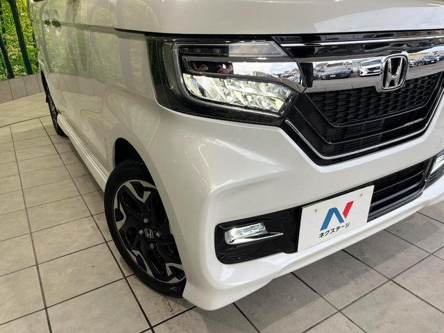 【LEDヘッドライト】悪天候や夜間走行時も良好な視界を確保し安心して運転できる高輝度LEDヘッドライトを装備！点灯速度が早く、消費電力も抑えられています。