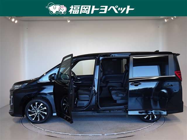 両側パワースライドドア付きだから、狭い駐車スペースなどでの 乗り降りラクラク！小さなお子さまのいるご家庭には嬉しい装備。