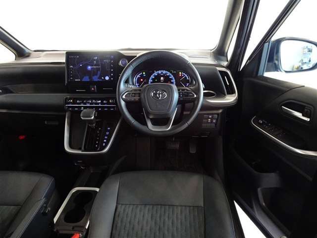 革巻きステアリングで快適な操作性の運転席です。