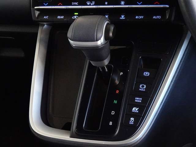 電動パーキングブレーキ・ブレーキホールドを装備してます。ホールド機能は信号待ちが多い一般道で疲労軽減になり、大好評です！