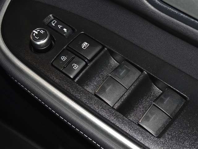 電動格納式ドアミラー・パワーウインドウを装備してます。