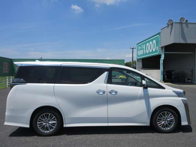 後部座席は両側電動スライドドアなので狭い駐車場でもお手軽に開閉可能！！乗り降りも安心です！！