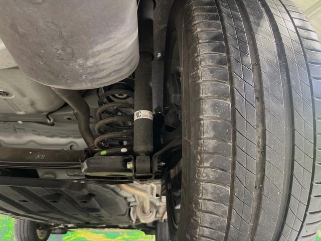 お車を安心してお乗りいただく為には、足回りの定期点検が欠かせません。サービスサポート（有償保証）では無料点検もご提供しており、安心のカーライフをお過ごしいただけるサポート体制が整っています。