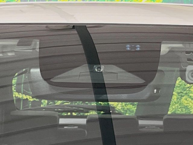 【ホンダセンシング】走行中に前方の車両等を認識し、衝突しそうな時は警報とブレーキで衝突回避と被害軽減をアシスト。より安全にドライブをお楽しみいただけます。