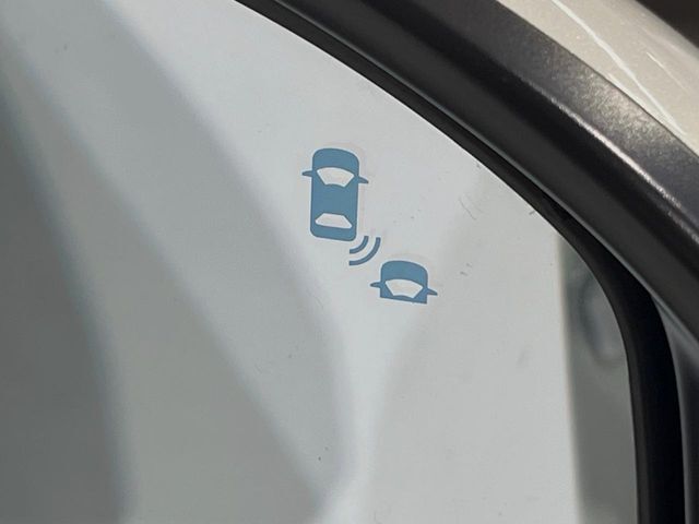 【ブラインドスポットインフォメーション】走行中、ドアミラーの死角になりやすい箇所に後続車が接近するとサイドミラー付近に警告を表示、ドライバーに注意喚起をしてくれます。