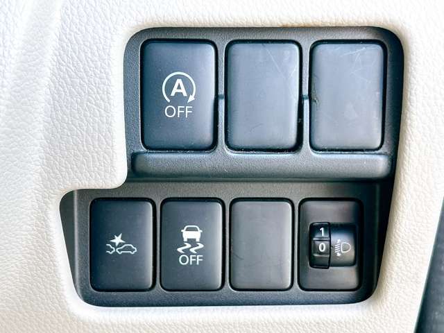 【衝突軽減装置】走行中に前方の車両等を認識し、衝突しそうな時は警報とブレーキで衝突回避と被害軽減をアシスト。より安全にドライブをお楽しみいただけます。