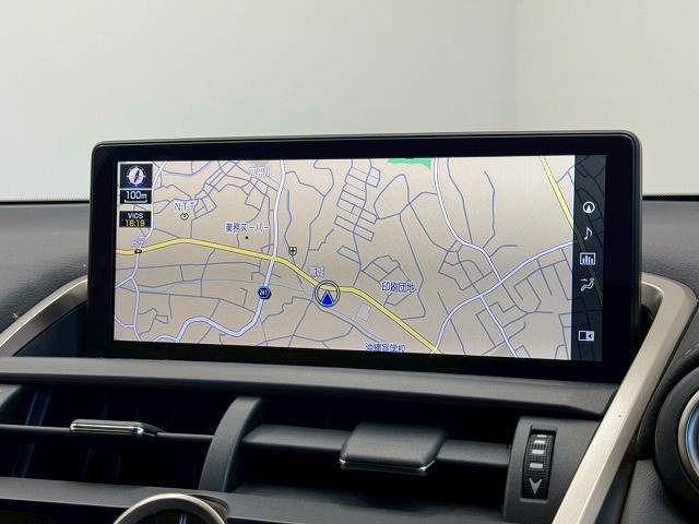 【純正ナビ】一体感のあるナビは、高級感ある車内を演出してくれます。Bluetooth再生などオーディオ機能も充実しておりますので、運転もより楽しめます♪