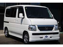 広い室内空間と個性的なスタイルの軽乗用車「バモス（VAMOS）」。