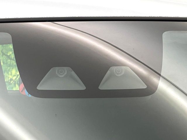 【スマートアシスト】走行中に前方の車両等を認識し、衝突しそうな時は警報とブレーキで衝突回避と被害軽減をアシスト。より安全にドライブをお楽しみいただけます。