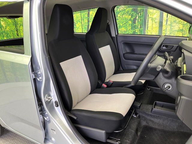 運転席シート廻りは使用感も少なく、良好な状態となっています。丁寧に使われていたことがよくわかりますね。
