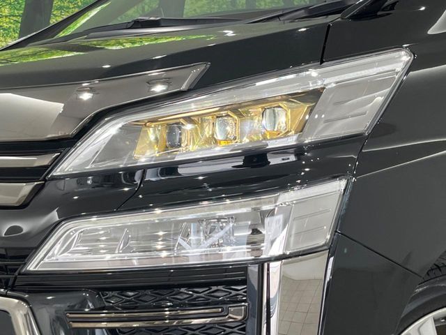 【LEDヘッドライト】悪天候や夜間走行時も良好な視界を確保し安心して運転できる高輝度LEDヘッドライトを装備！点灯速度が早く、消費電力も抑えられています。