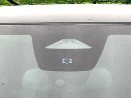 【ホンダセンシング】走行中に前方の車両等を認識し、衝突しそうな時は警報とブレーキで衝突回避と被害軽減をアシスト。より安全にドライブをお楽しみいただけます。