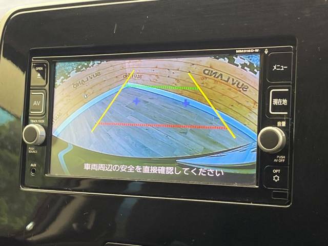 【バックカメラ】駐車時に後方がリアルタイム映像で確認できます。大型商業施設や立体駐車場での駐車時や、夜間のバック時に大活躍！運転スキルに関わらず、今や必須となった装備のひとつです！