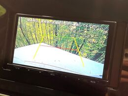【バックカメラ】駐車時に後方がリアルタイム映像で確認できます。大型商業施設や立体駐車場での駐車時や、夜間のバック時に大活躍！運転スキルに関わらず、今や必須となった装備のひとつです！