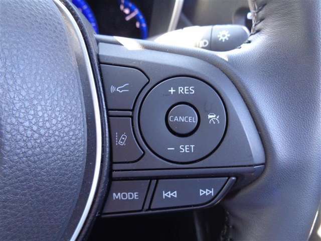 クルーズコントロールなどのお車の色々な設定をハンドルのスイッチを押すだけで簡単に出来ます♪