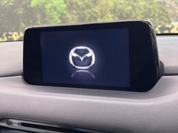 【マツダコネクトナビ】車内の雰囲気にマッチした一体型タイプのナビ。各種車輌設定やBluetooth再生等、様々な機能が楽しめます。直感的なダイヤル操作が可能で、使い勝手も良好です。