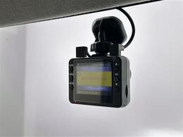 【ドライブレコーダー】映像・音声などの運転中の記録を残します。事故などを起こした起こされた時の証拠になりえますので、もしも時でも安心ですね。