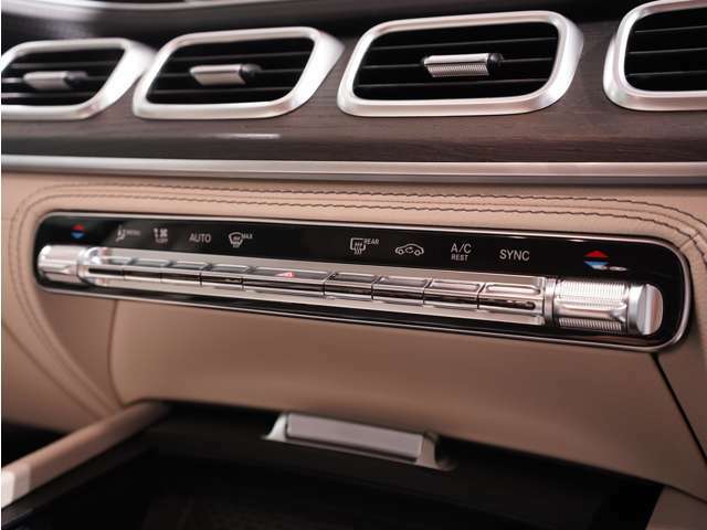 空調関係のスイッチは横一列に並んでおり、運転中でも簡単に操作ができるようになっています。