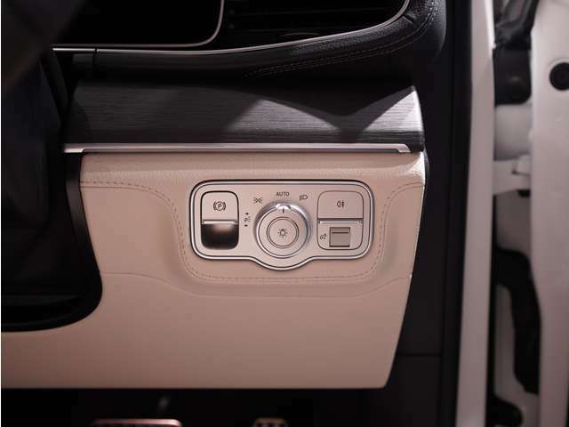 運転席右下にライト類のスイッチがまとめられています。電子パーキングのスイッチも近くにあります。