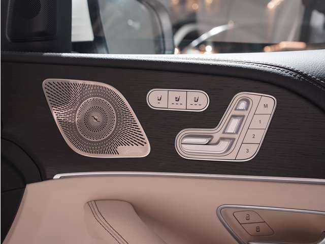 ブルメスター サラウンド サウンドシステムも装備しており、車内空間に良質な音を響かせます。