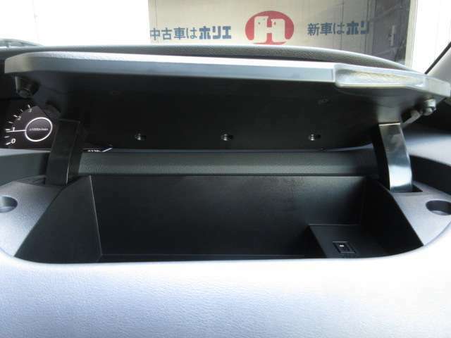運転席正面にも小物などを収納できるBOXを装備しています。USB給電も可能です。