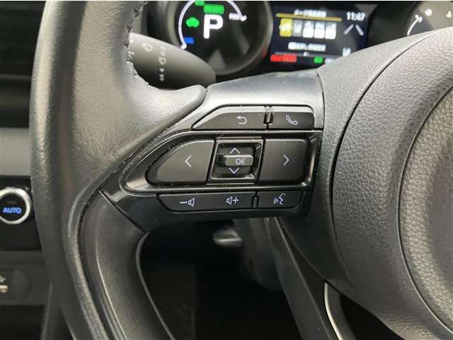 運転中、オーディオの操作をしてて、ハッとしたことはありませんか？ステアリングスイッチは、運転中でもハンドルでオーディオの操作が可能です。安全なドライブをサポートします。