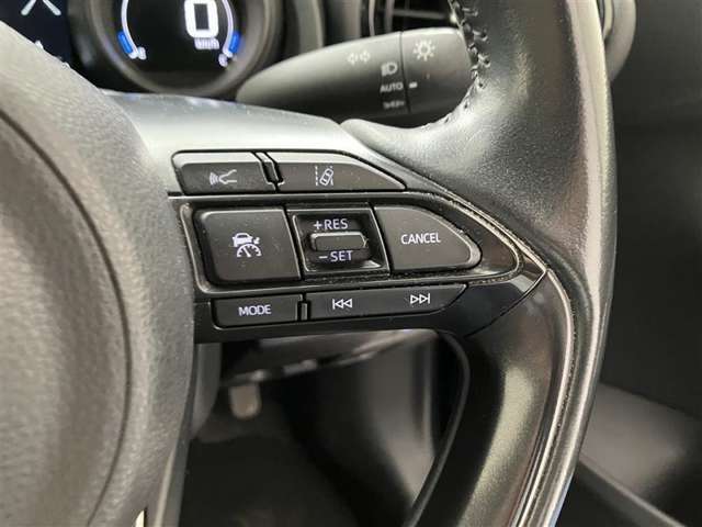 前方の車との車間を設定し、スピードを上げたり緩めたりを自動で行ってくれる追尾式の「レーダークルーズ」。上級装備の一つです！高級車にしかつかない嬉しい機能です。
