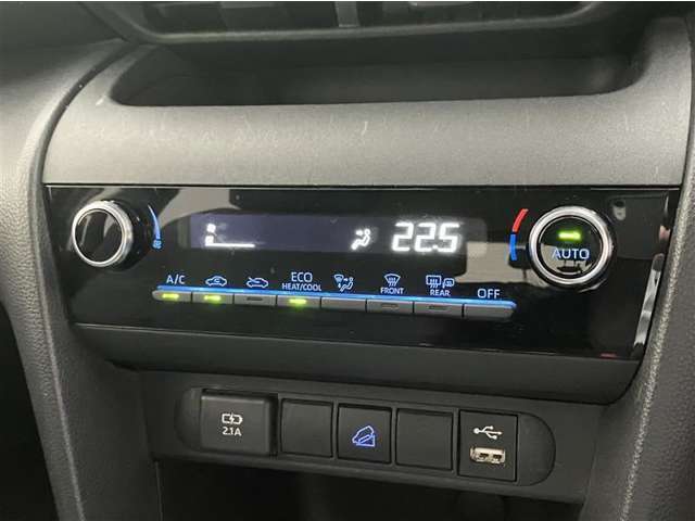 オートエアコンは温度を設定するだけで、自動で風量などを設定してくれます。運転しながら操作も必要ないので、安全性も向上します。