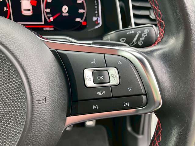 ドライバーとお車を繋ぐステアリングスイッチ。お手元のボタンで操作できます。