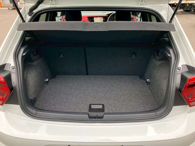 奥行きのあるフラットなトランクフロアと出っ張りの少ないトリム形状によりお荷物をたくさん積んで頂けます。