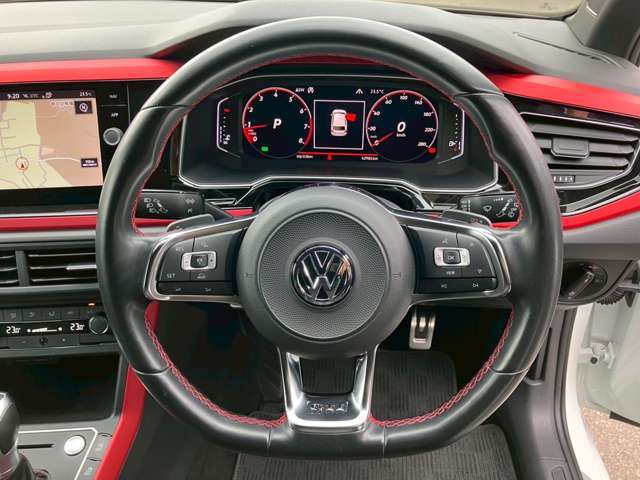 ドライバーとお車を繋ぐステアリングスイッチ。お手元のボタンで操作できます。